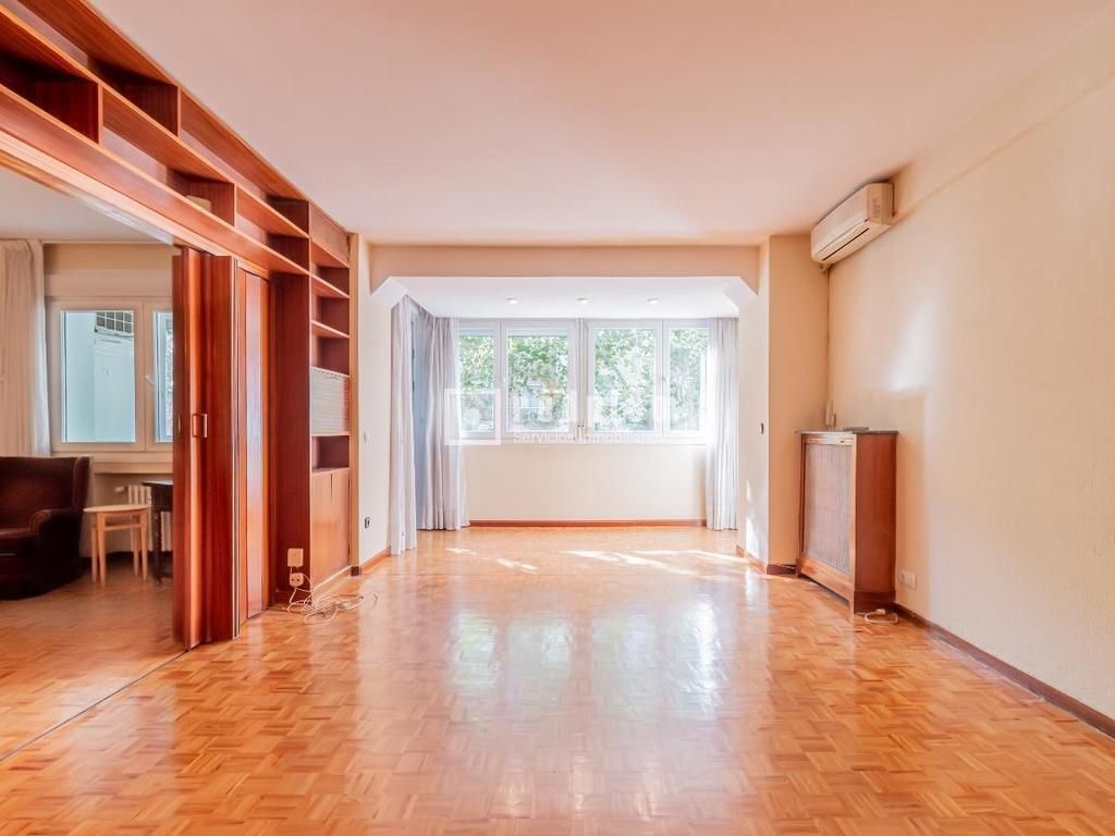 Living room of Flat for sale in  Madrid Capital  with Air Conditioner, Heating and Parquet flooring
