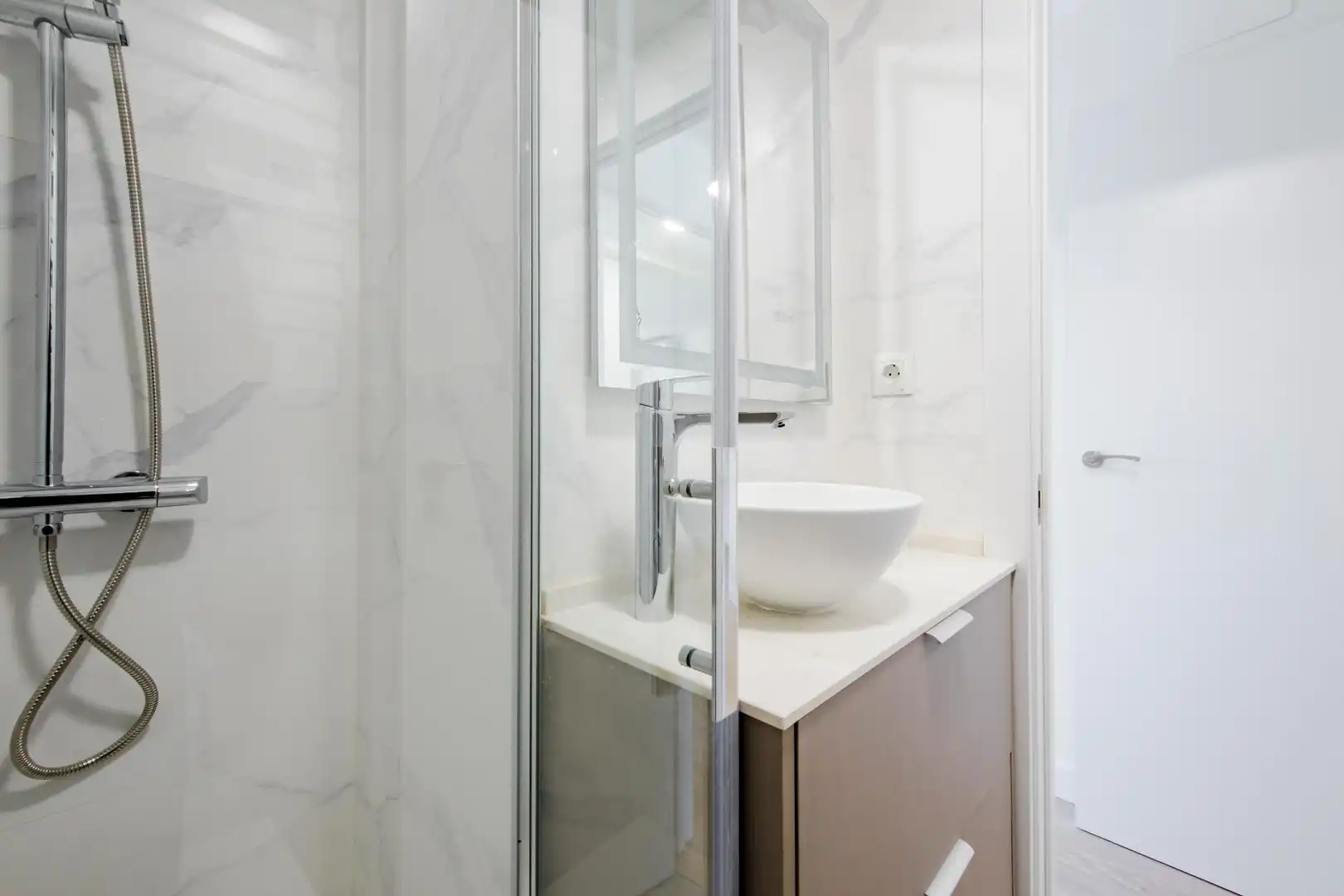 Bathroom of Flat for sale in Madrid