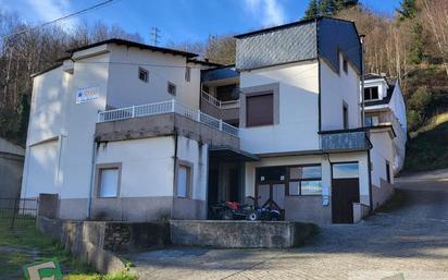 Vista exterior de Casa o xalet en venda en Cangas del Narcea amb Calefacció, Terrassa i Traster