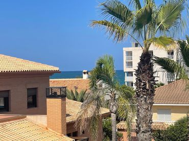 Casa aparellada amb piscina en venda a La Mata