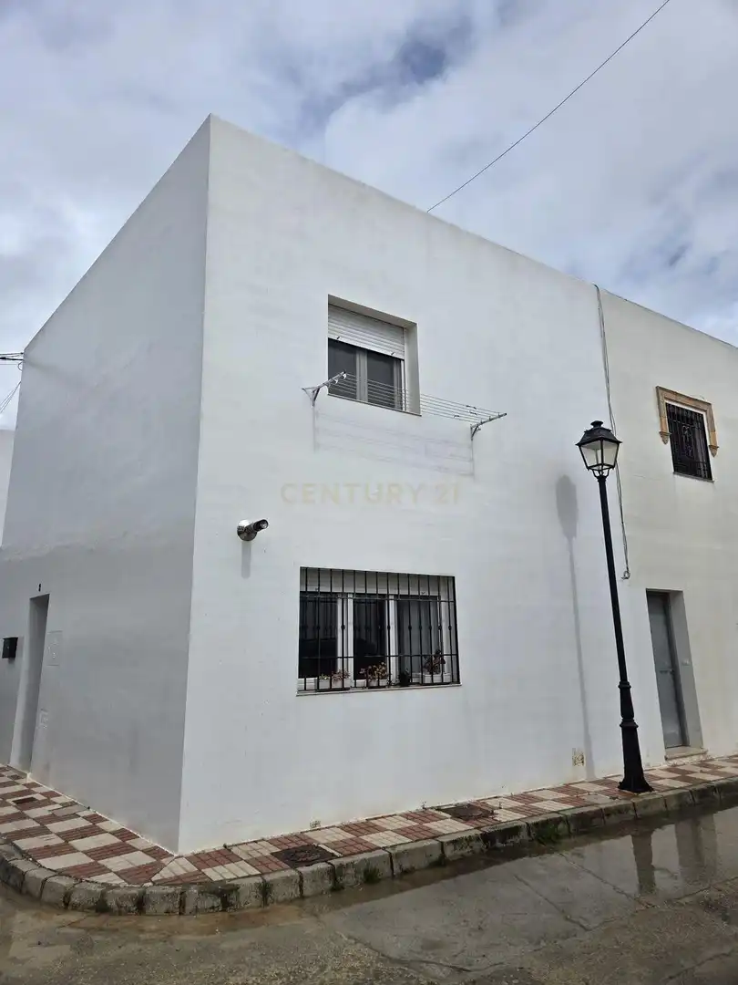 Vista exterior de Casa adosada en venda en Cuevas del Becerro amb Aire condicionat i Alarma
