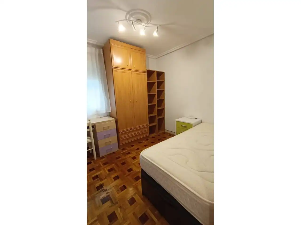 Bedroom of Flat for rent in Burgos  with Heating, Parquet flooring and Furnished