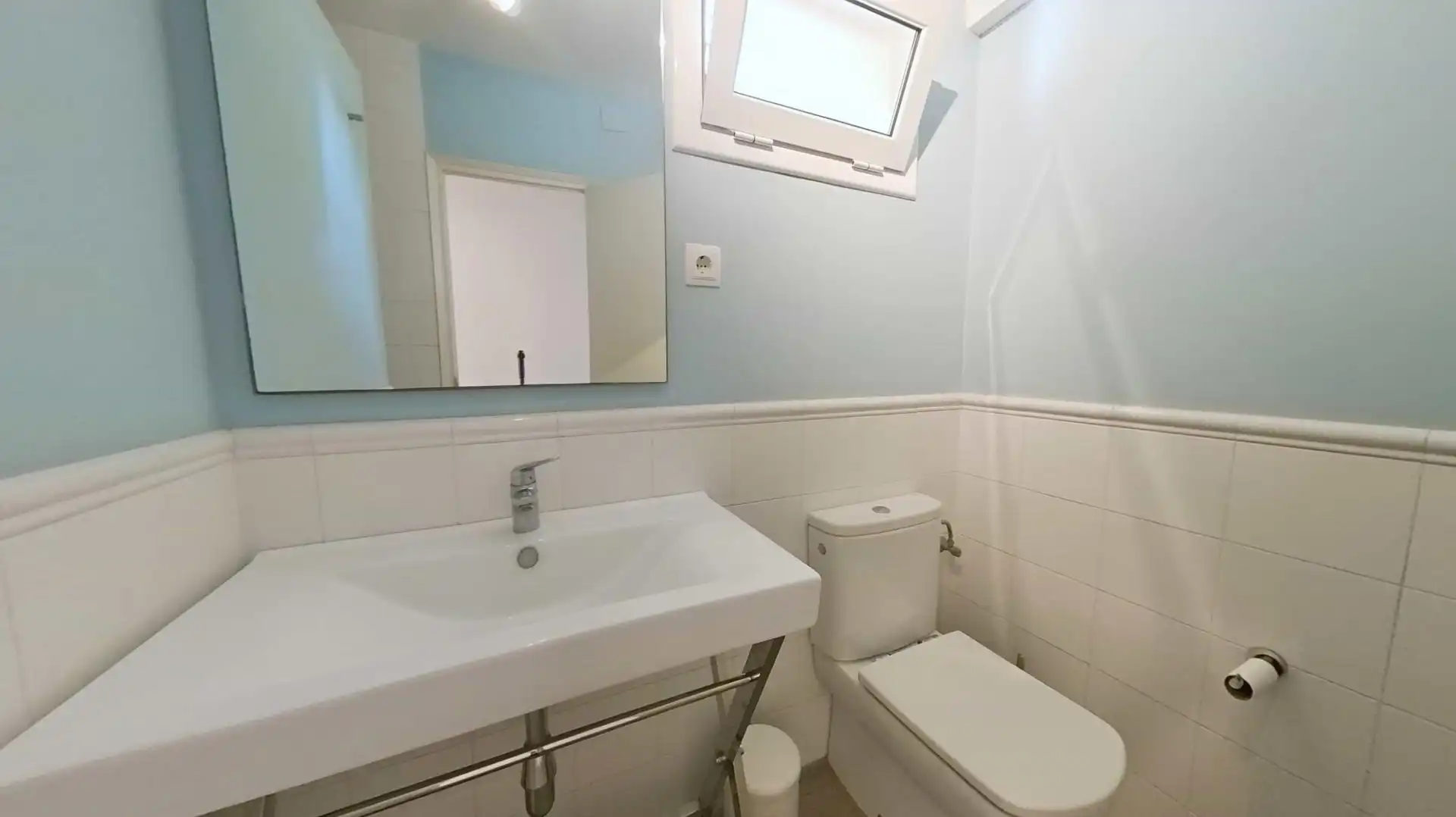 Bathroom of Attic for rent in Esplugues de Llobregat  with Air Conditioner, Heating and Terrace