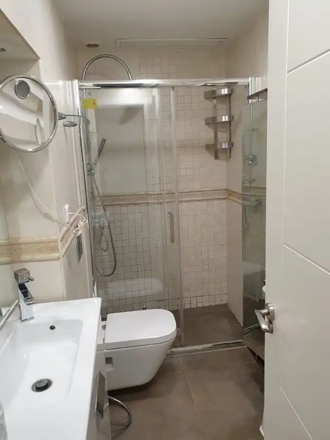 Bathroom of Flat for rent in Madrid  with Air Conditioner and Heating
