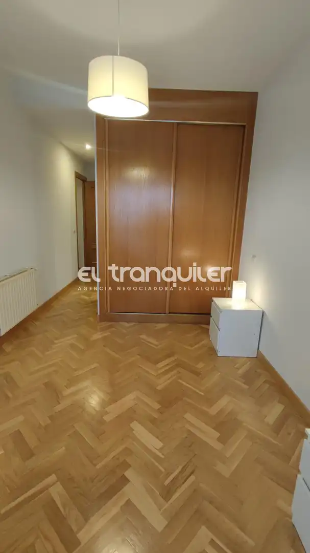 Dormitori de Pis de lloguer en Madrid amb Aire condicionat, Parquet i Piscina