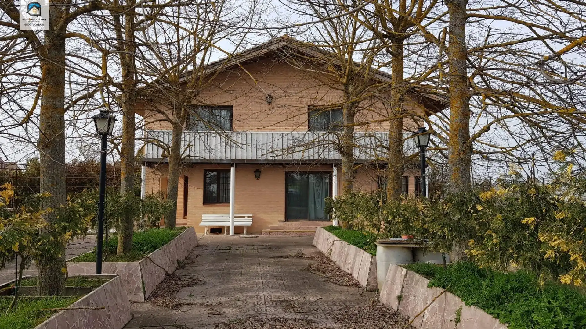 Vista exterior de Casa o xalet en venda en Palencia amb Jardí privat, Terrassa i Piscina