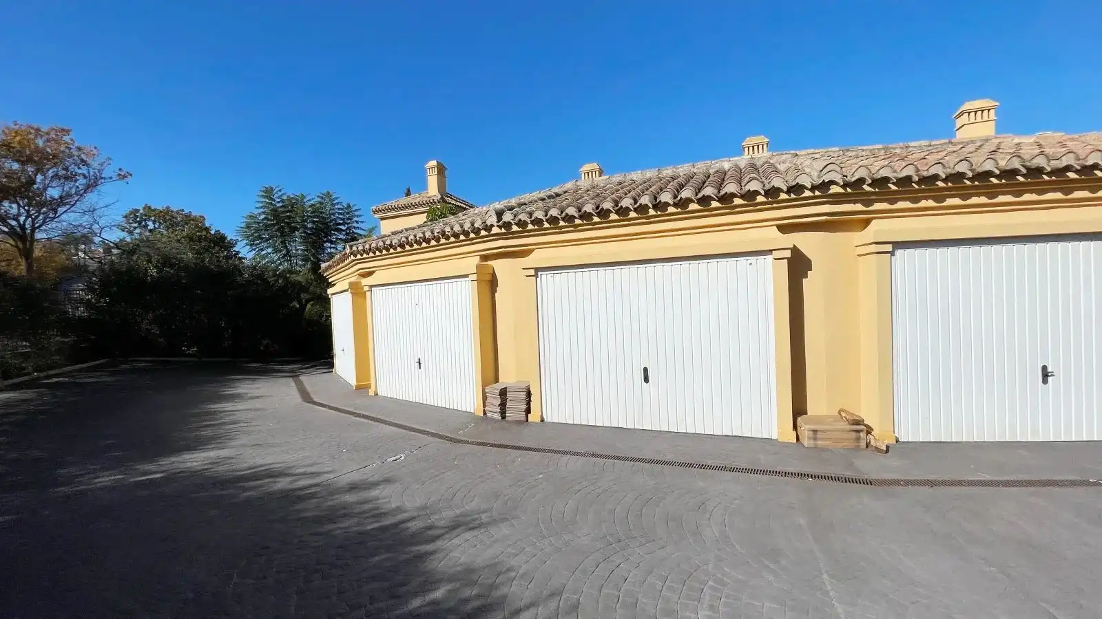 Vista exterior de Casa adosada en venda en Sotogrande amb Terrassa, Balcó i Piscina comunitària
