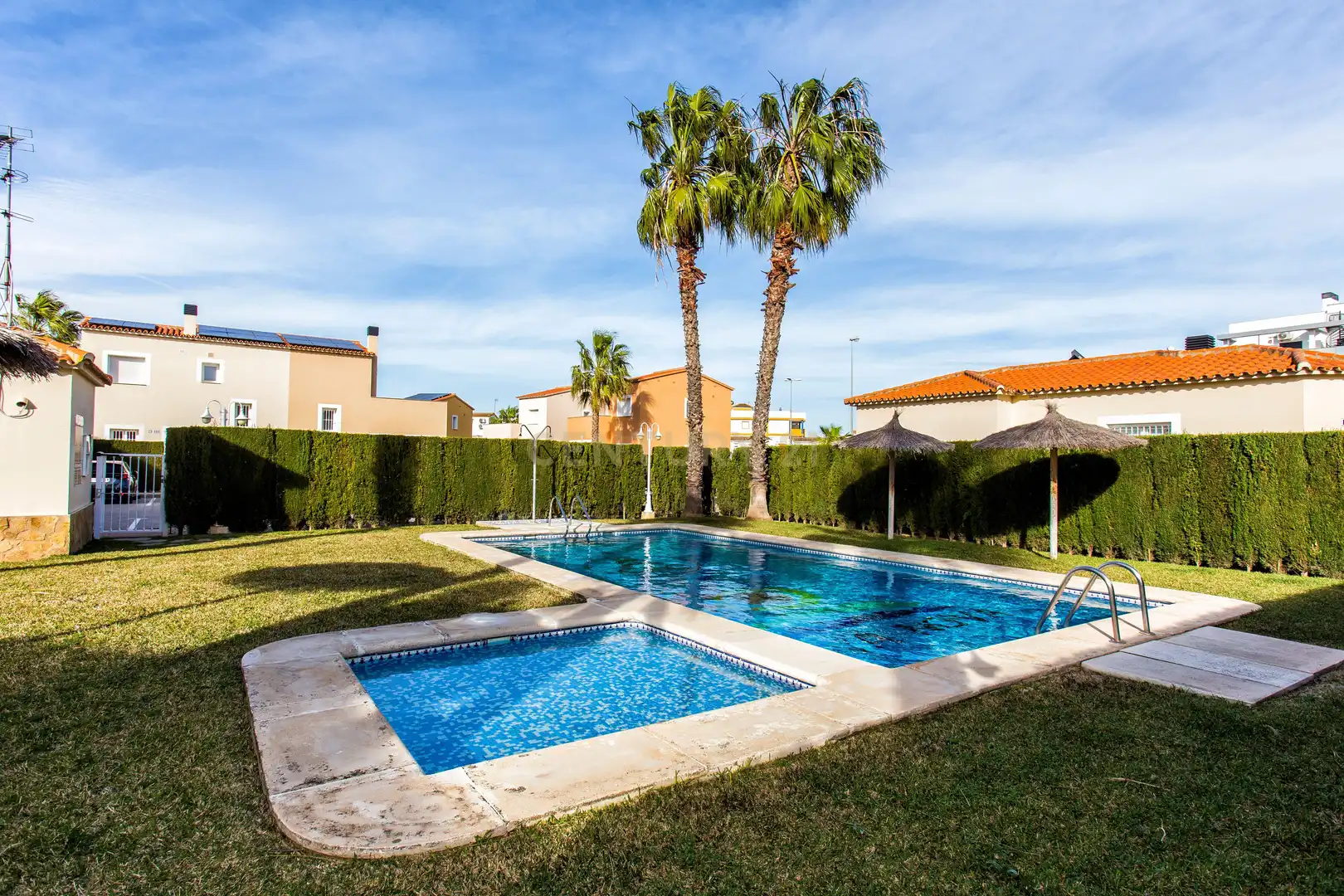 Schwimmbecken von Einfamilien-Reihenhaus zum Verkauf in Oliva mit Klimaanlage, Privatgarten und Ofen