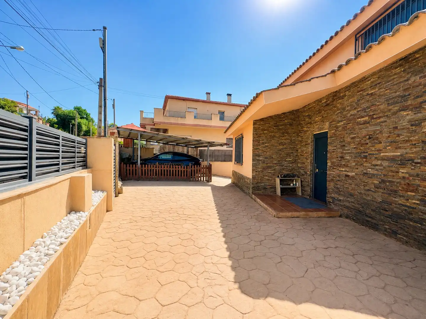 Vista exterior de Casa o xalet en venda en Rubí amb Aire condicionat, Calefacció i Jardí privat