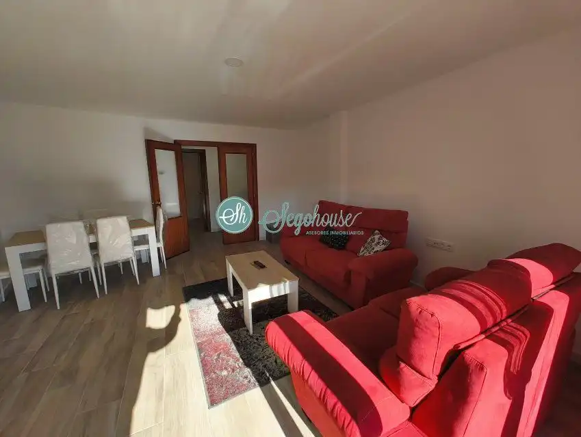 Sala d'estar de Pis de lloguer en Segovia amb Calefacció, Terrassa i Balcó