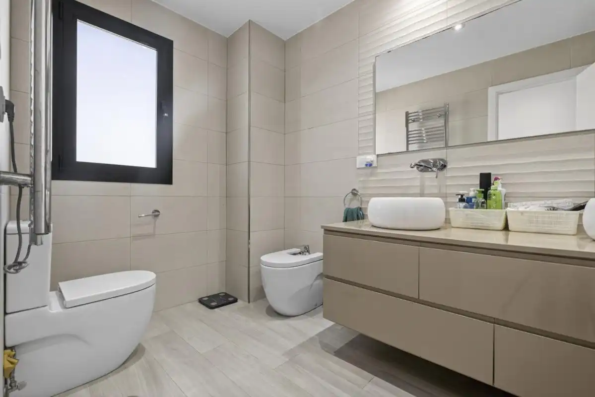Baño de Casa o chalet en venta en Bormujos con Aire acondicionado, Calefacción y Jardín privado