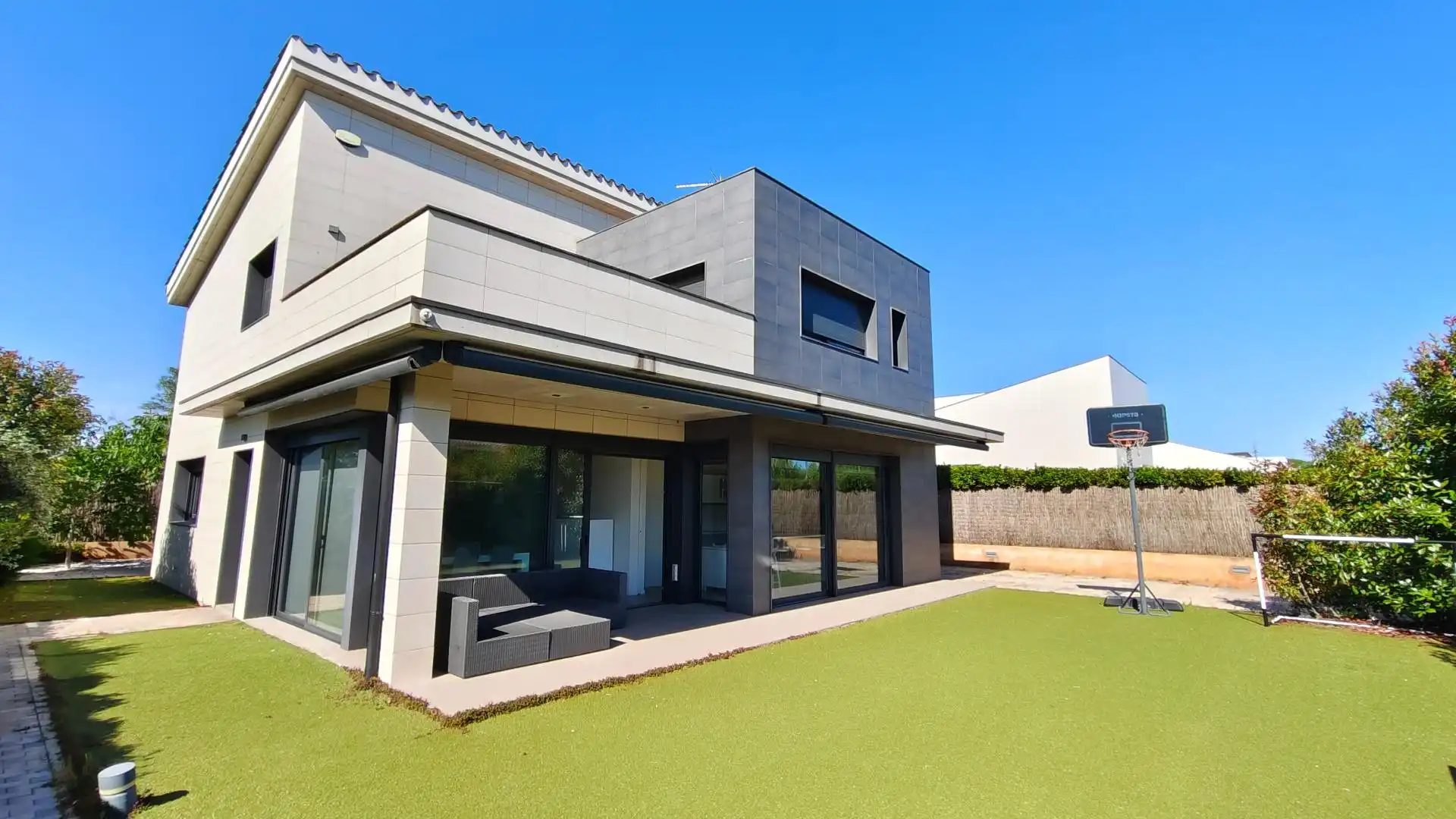 Vista exterior de Casa o xalet en venda en Vilobí d'Onyar amb Calefacció, Jardí privat i Terrassa