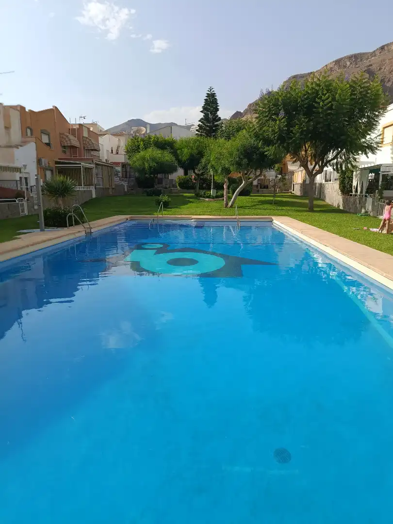 Piscina de Casa adosada de lloguer en Roquetas de Mar amb Aire condicionat, Parquet i Traster