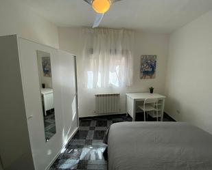 Bedroom of Flat to share in  Madrid Capital  with Heating, Washing machine and Internet