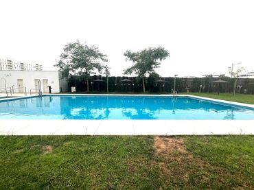 Pis amb piscina en venda a Entrenúcleos