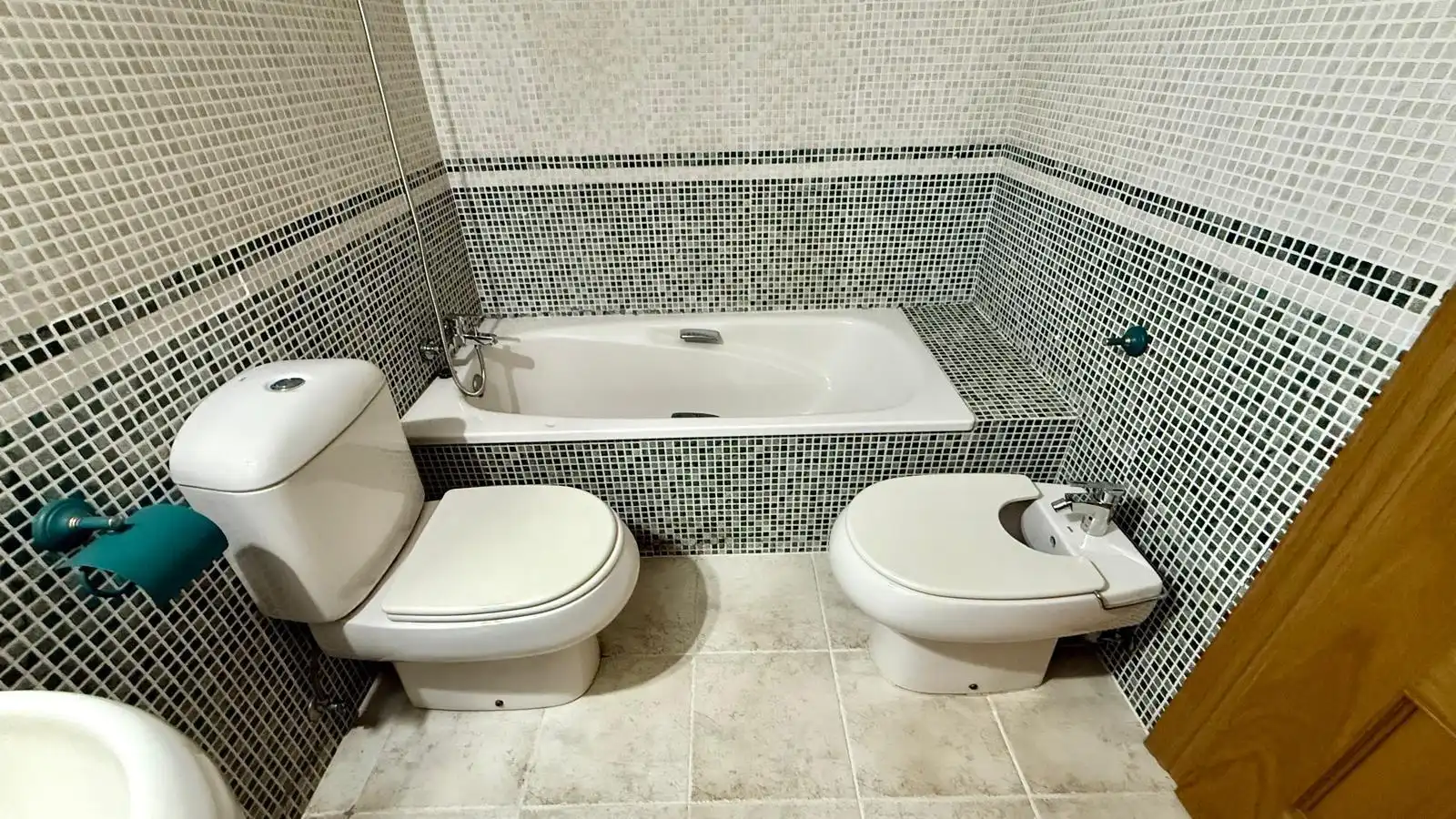 Bathroom of Flat for rent in Zaragoza  with Heating, Terrace and Storage room