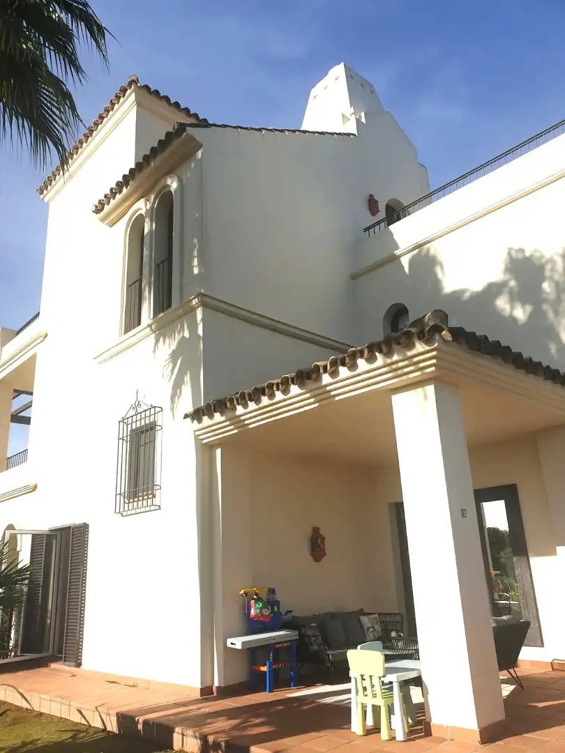 Vista exterior de Casa adosada de lloguer en Sotogrande amb Aire condicionat, Jardí privat i Piscina