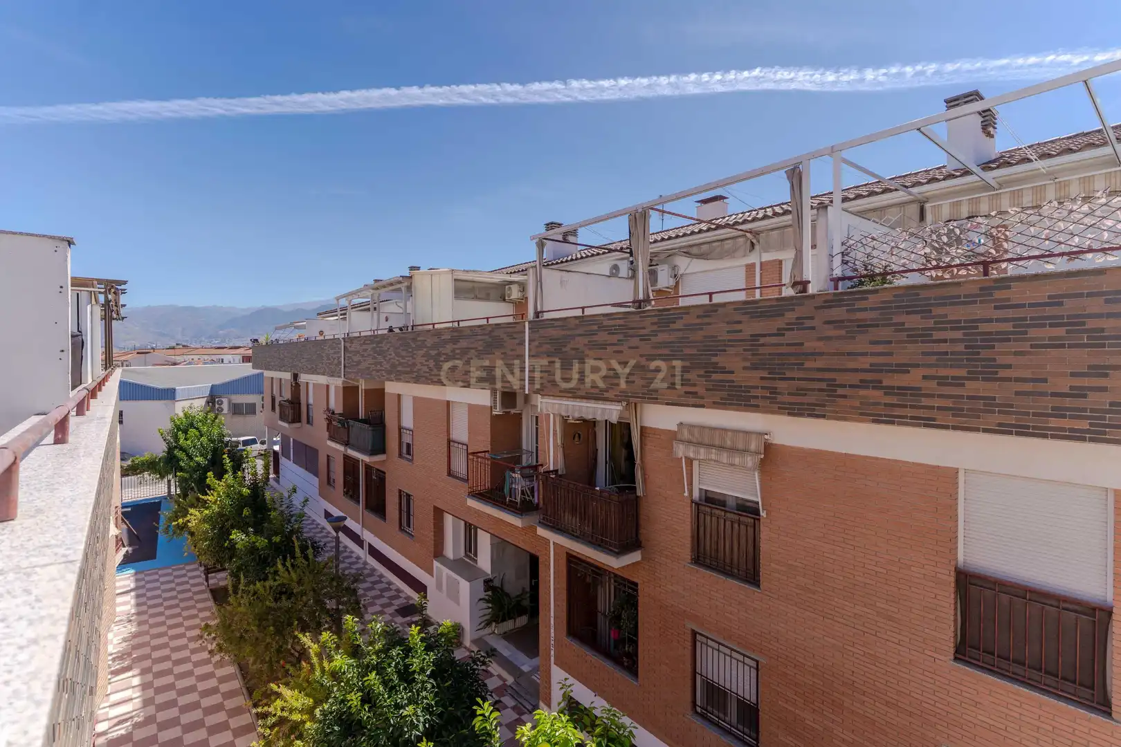 Vista exterior de Apartament en venda en Churriana de la Vega amb Jardí privat i Piscina comunitària