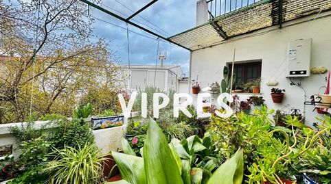 No pierdas la oportunidad de adquirir este exquisito hogar en La Zarza! Una espectacular casa ubicada en una parcela de 299 m, don