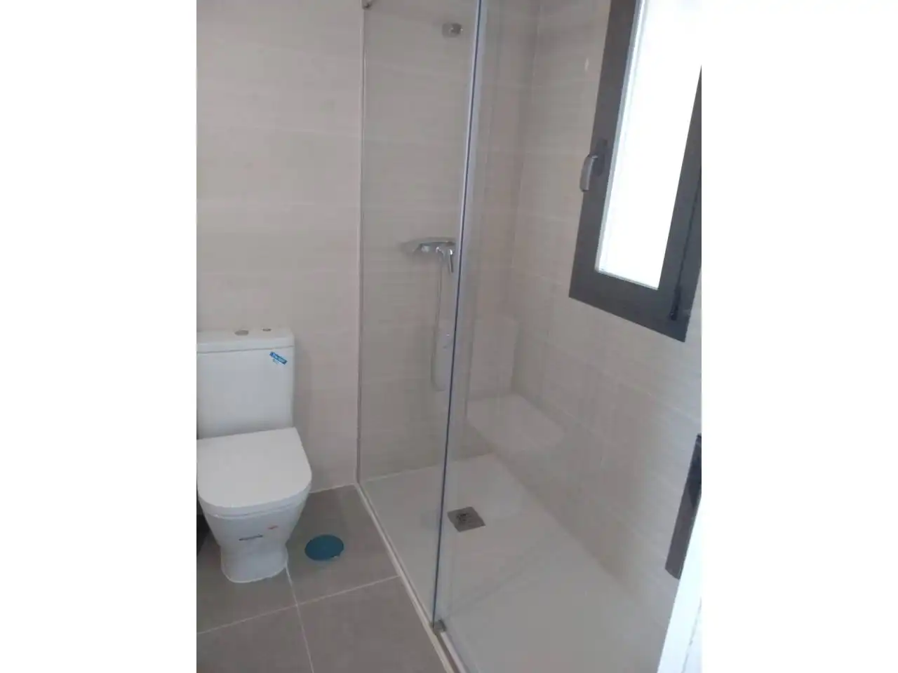 Baño de Ático de alquiler en Algeciras con Terraza y Piscina comunitaria