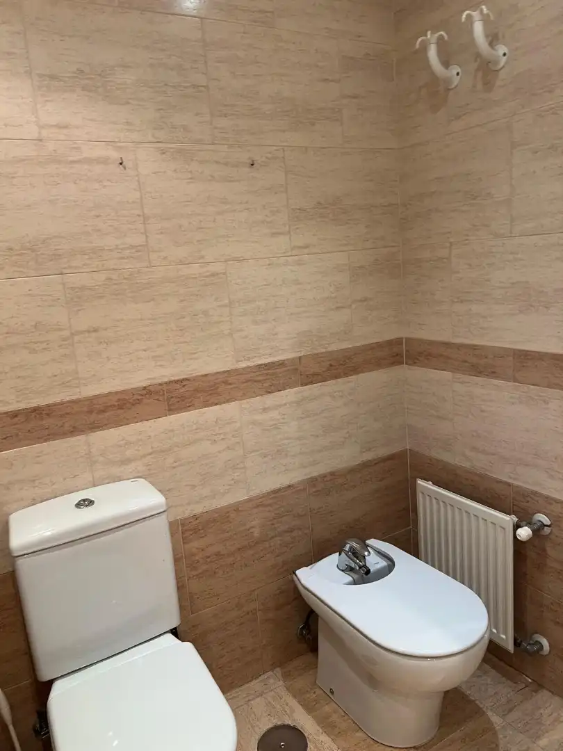 Bathroom of Flat for rent in Madrid  with Air Conditioner, Heating and Parquet flooring