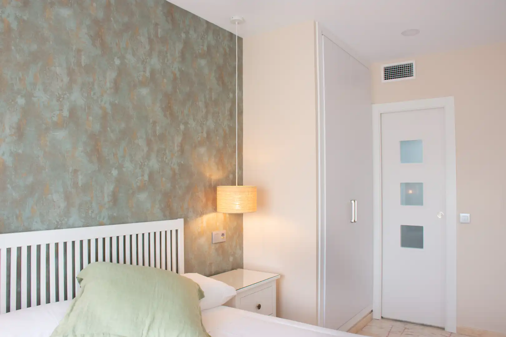 Habitación de Apartamento de alquiler en Sevilla con Aire acondicionado, Lavadora y Microondas