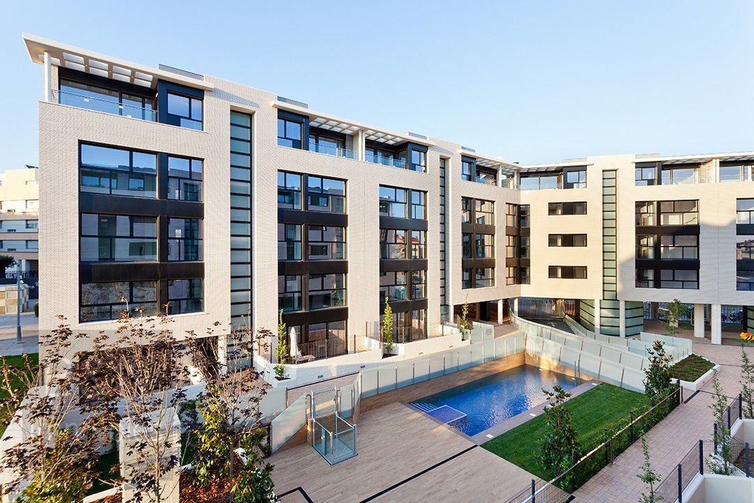 Vista exterior de Pis en venda en Terrassa amb Aire condicionat, Calefacció i Piscina