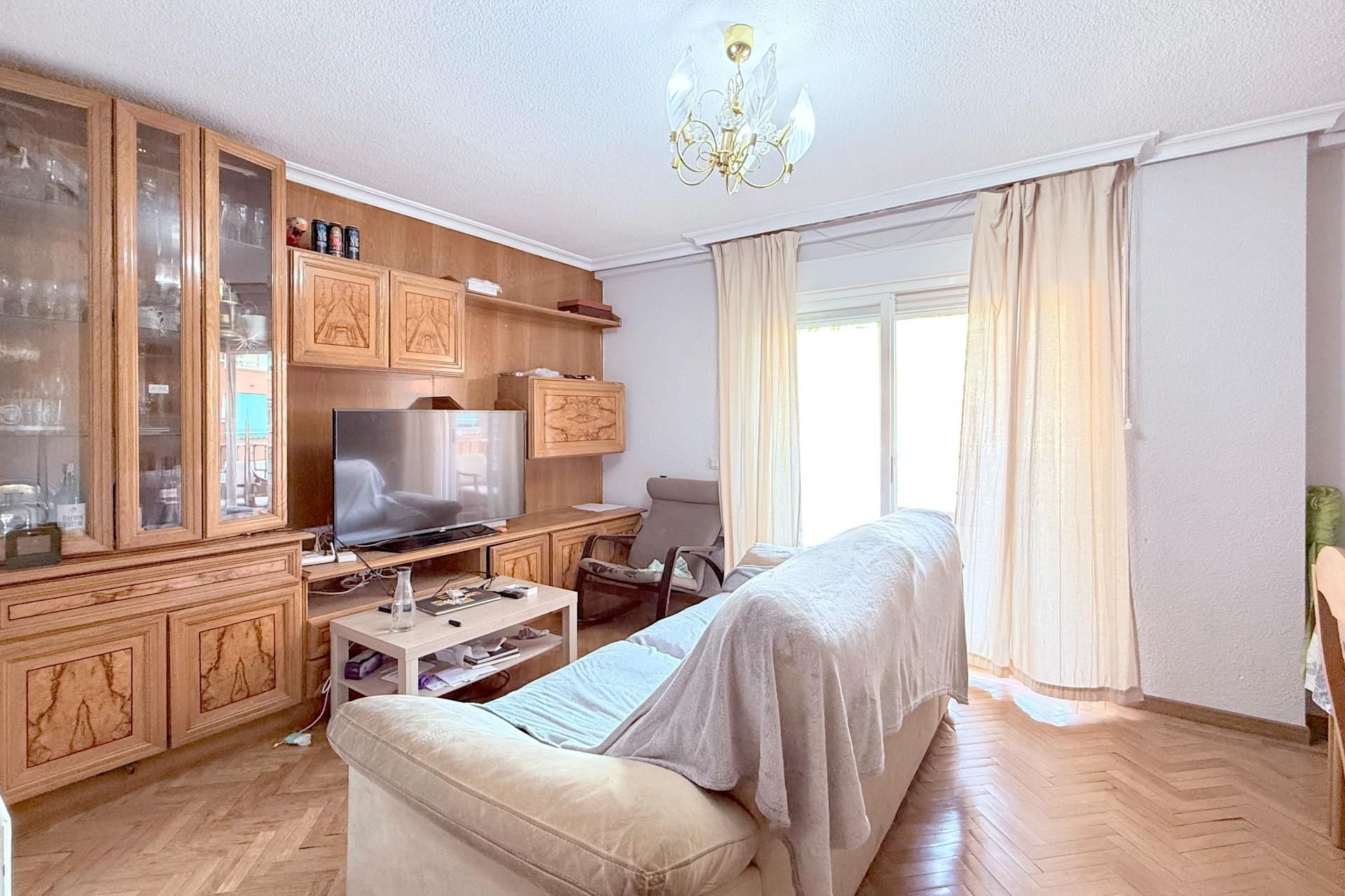 Living room of Flat for sale in  Madrid Capital  with Heating, Parquet flooring and Terrace