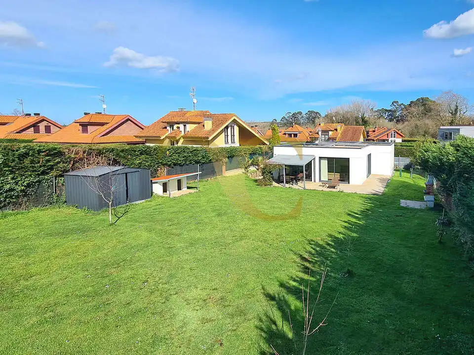 Jardí de Casa o xalet en venda en Gijón  amb Calefacció, Jardí privat i Terrassa