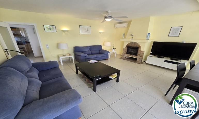 Sala d'estar de Finca rústica en venda en Empuriabrava amb Calefacció i Moblat