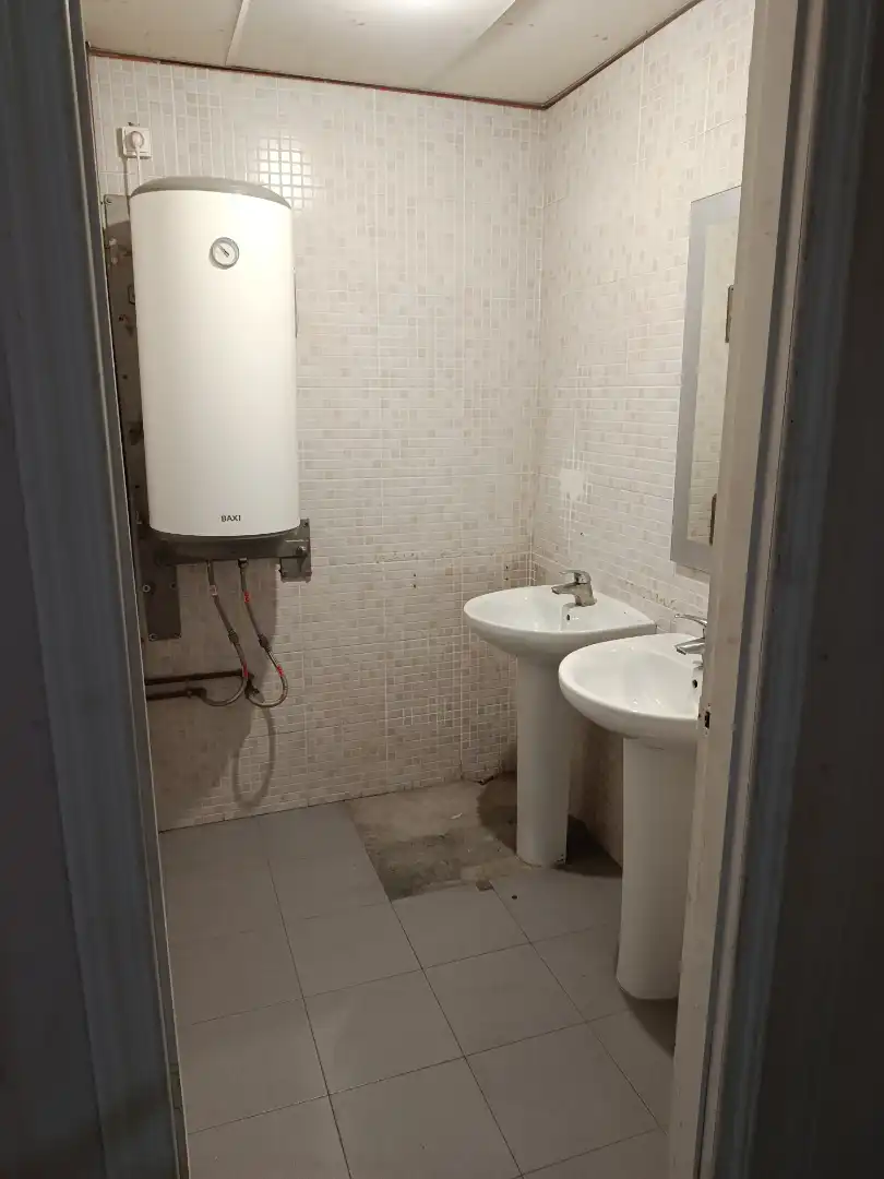 Baño de Nave industrial de alquiler en Sabadell