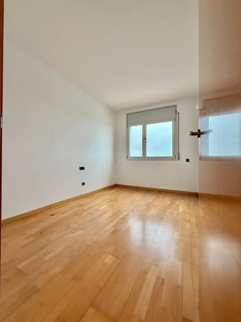 Schlafzimmer von Dachboden zum Verkauf in Figueres mit Heizung, Parkett und Terrasse