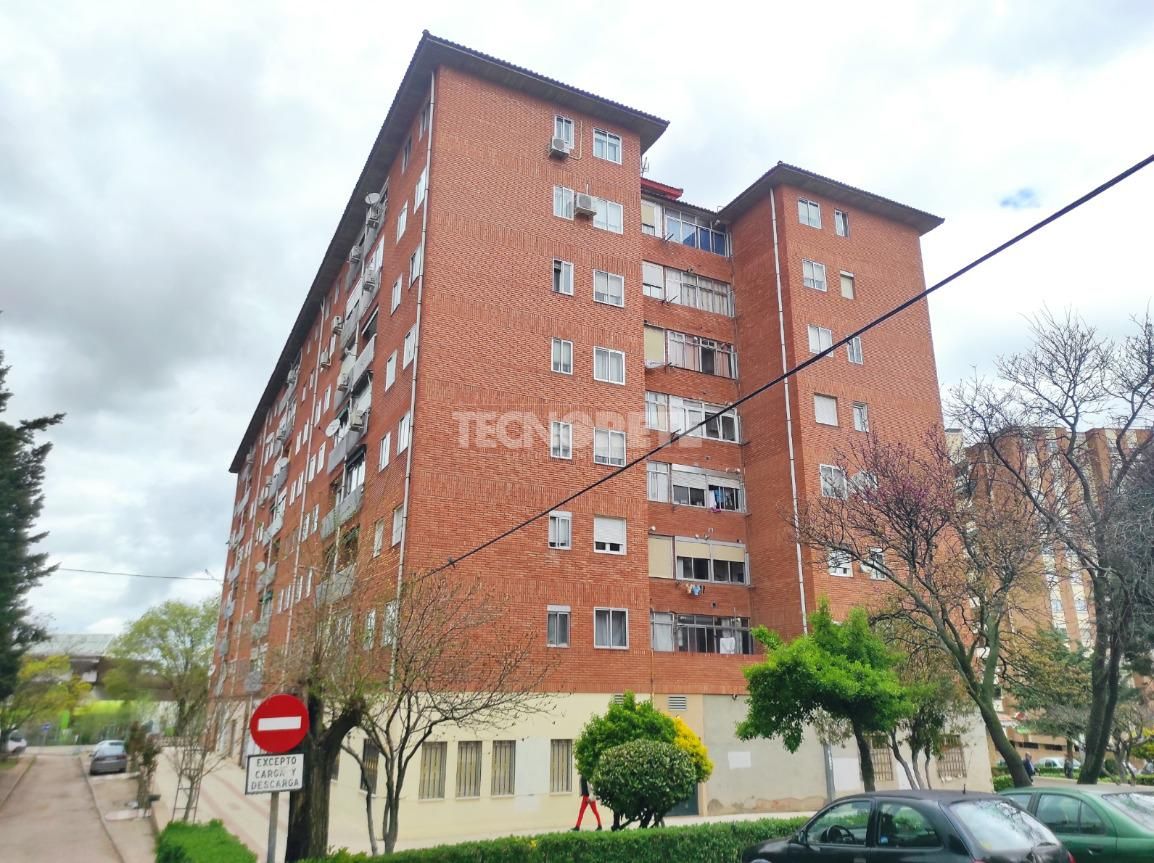 Vista exterior de Piso en venta en Guadalajara Capital con Calefacción y Terraza