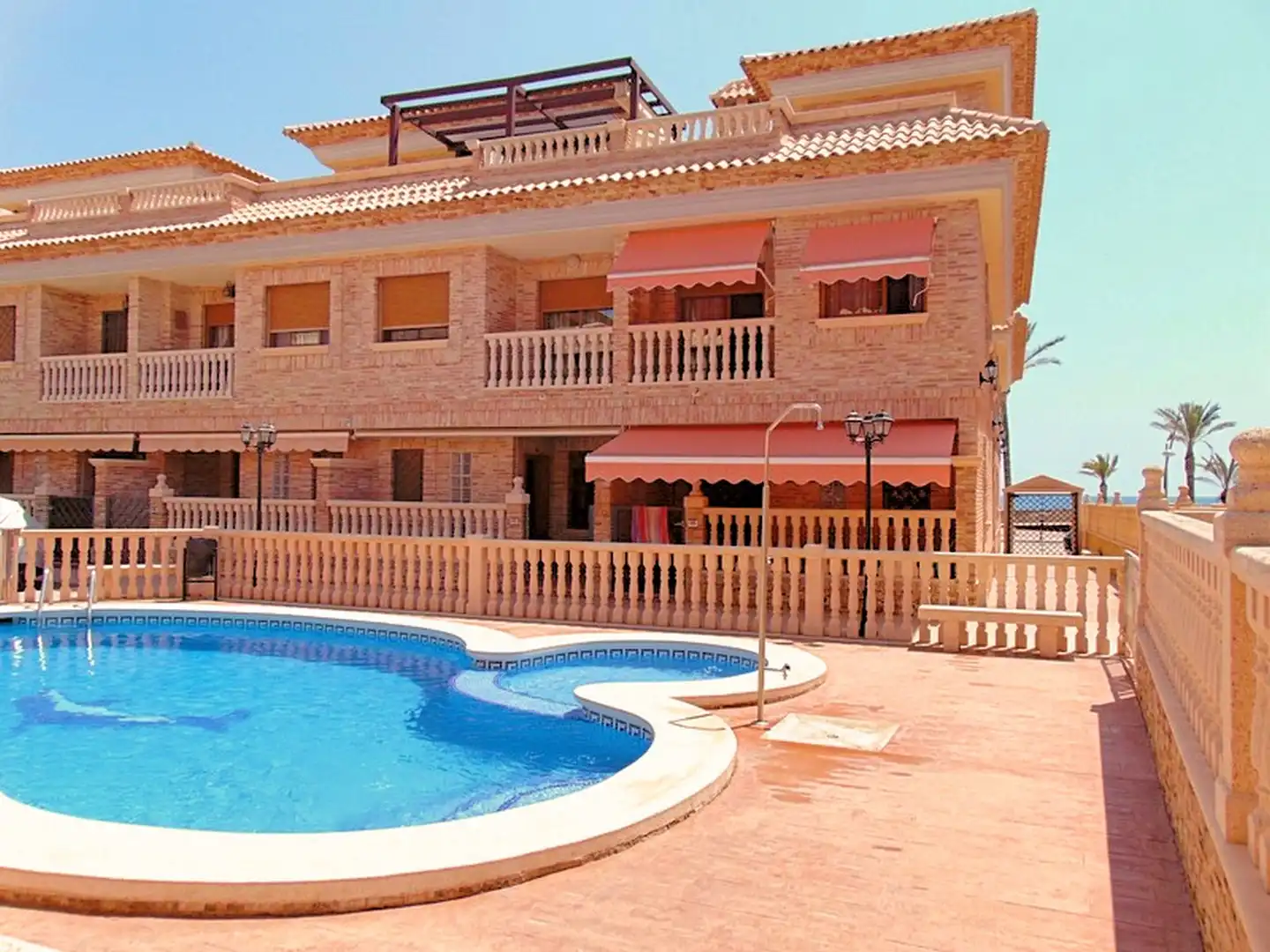 Piscina de Casa adosada en venda en San Pedro del Pinatar amb Aire condicionat, Calefacció i Terrassa