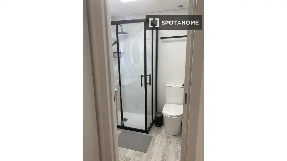 Bathroom of Flat for rent in Valencia  with Air Conditioner, Heating and Furnished
