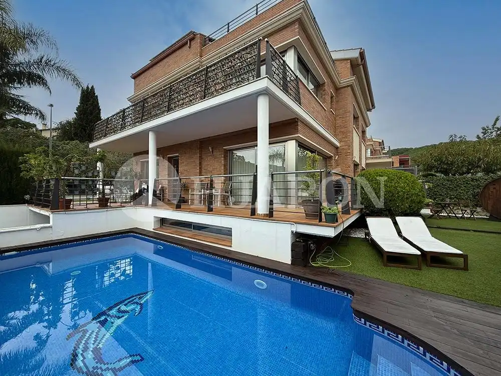 Casa aparellada amb balcó en venda a Vilassar de Dalt