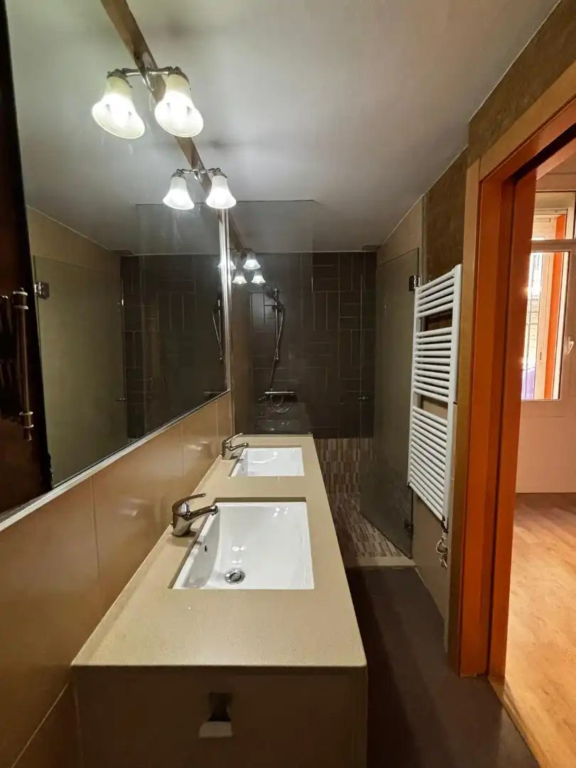 Badezimmer von Erdgeschoss zum Verkauf in Badalona mit Klimaanlage, Heizung und Parkett