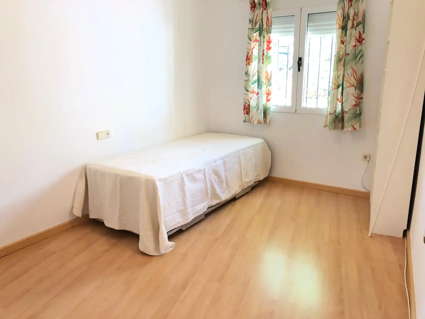 Schlafzimmer von Dachboden zum Verkauf in Marbella mit Parkett, Terrasse und Ofen
