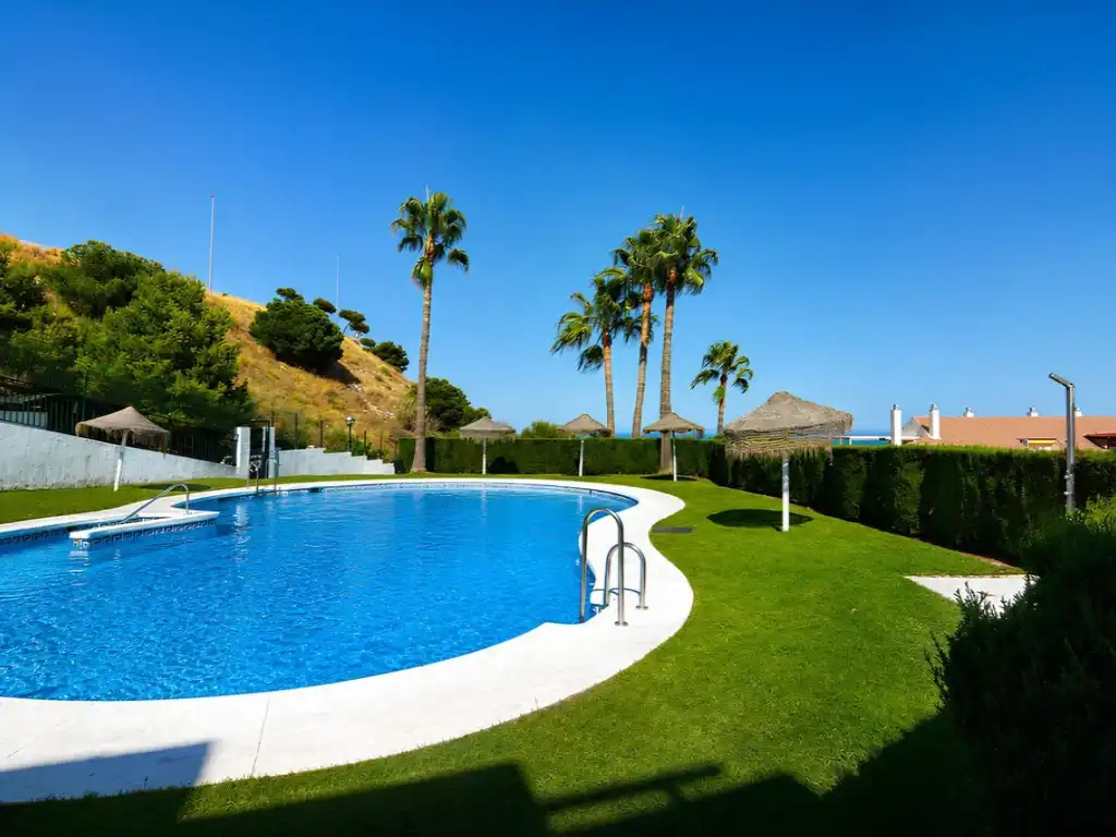 Piscina de Casa adosada en venta en Benalmádena con Aire acondicionado, Jardín privado y Amueblado