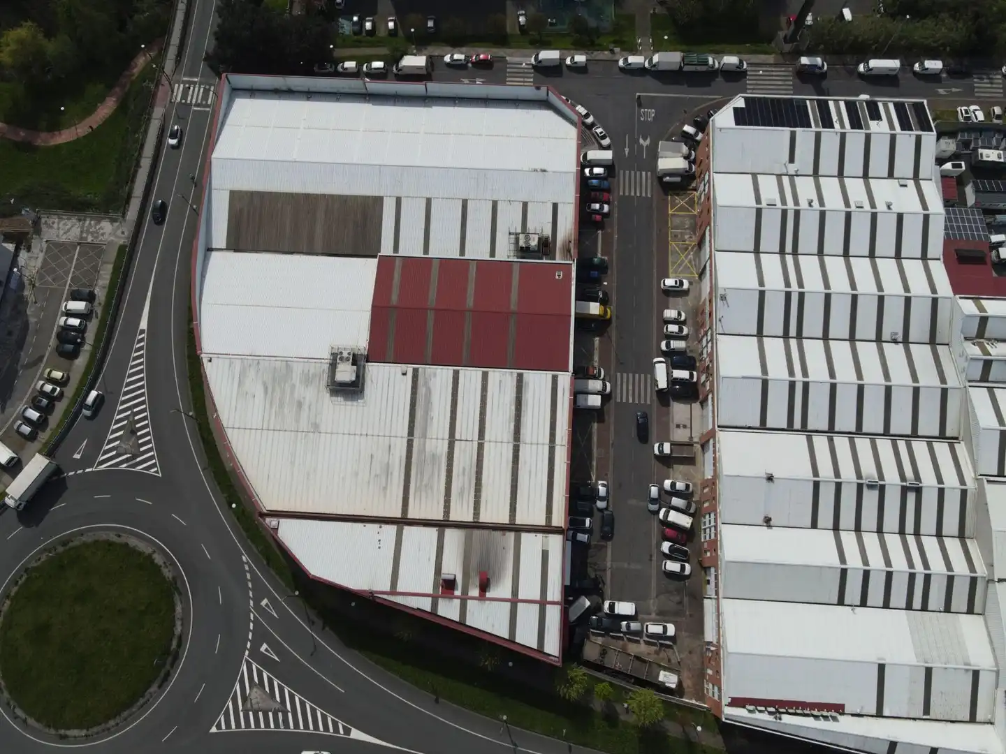 Parkplatz von Fabrikhallen zum Verkauf in Ortuella