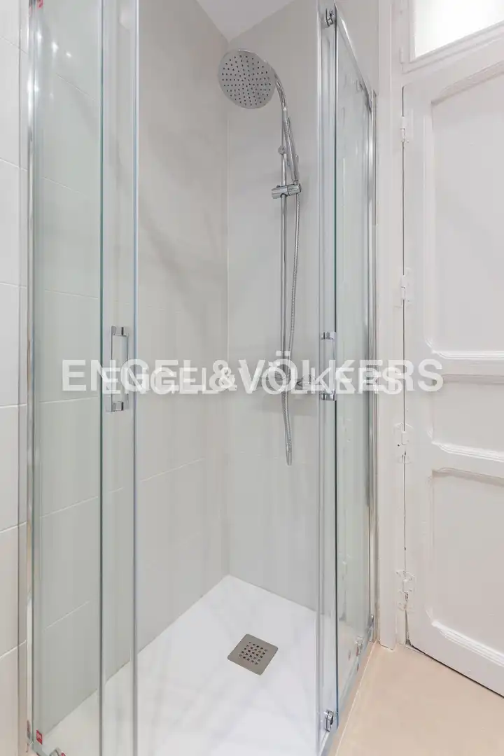 Bathroom of Attic for rent in Madrid  with Air Conditioner, Heating and Parquet flooring