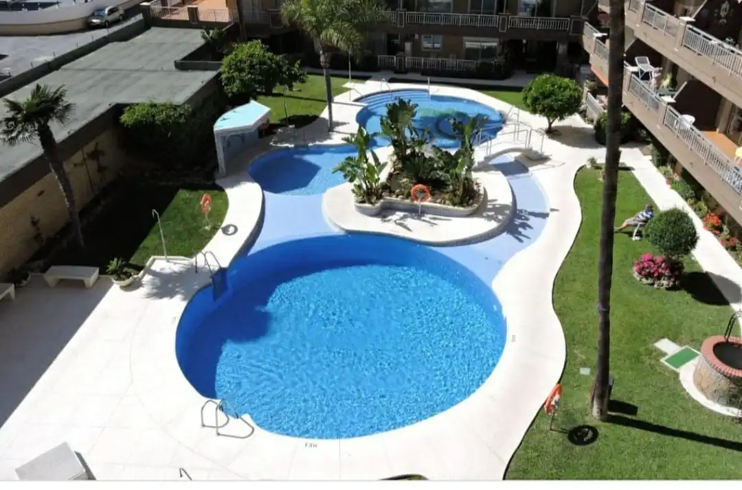 Piscina de Piso de alquiler en Fuengirola con Aire acondicionado, Calefacción y Jardín privado