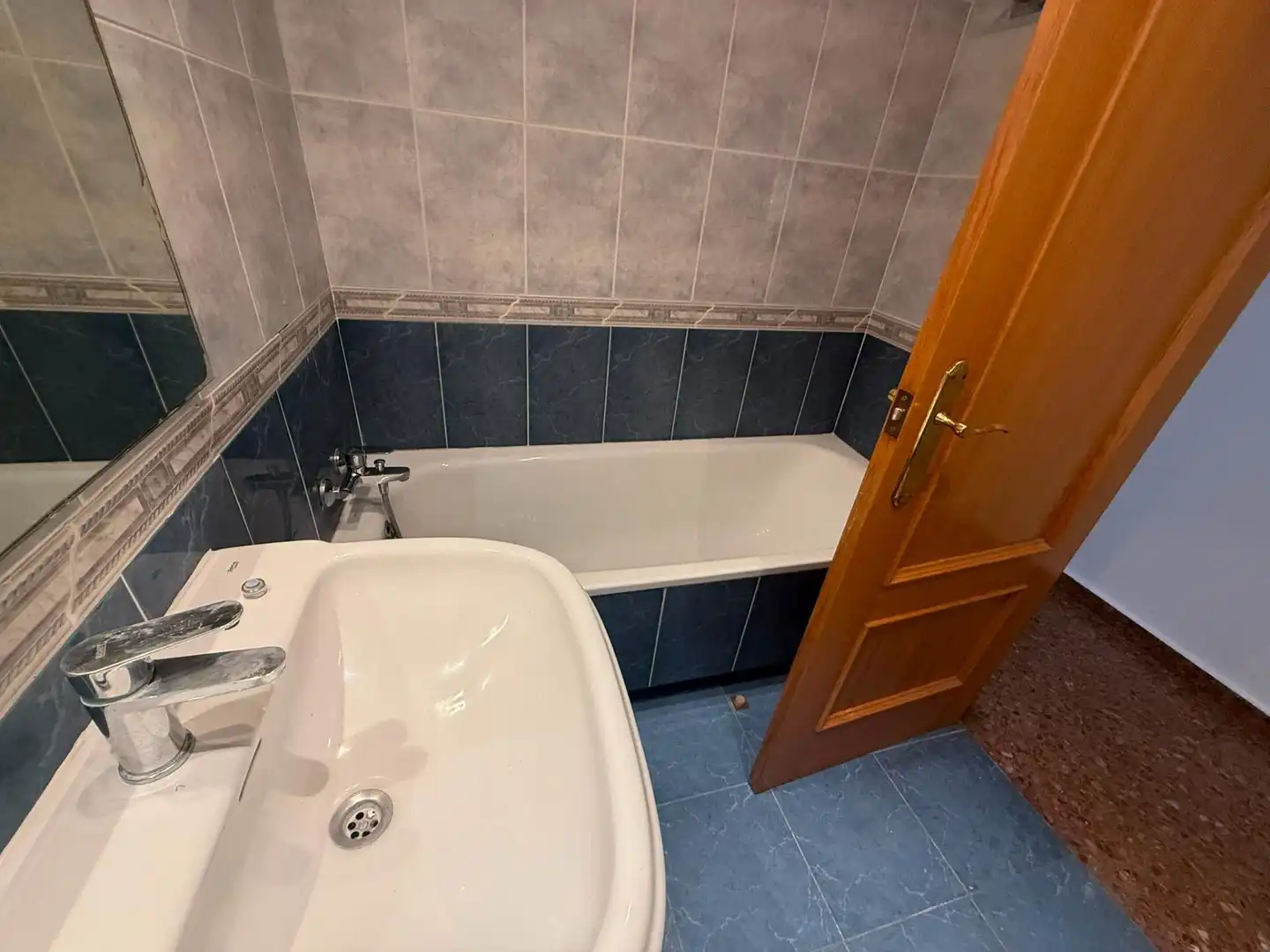 Bathroom of Flat for rent in Valencia  with Air Conditioner, Heating and Terrace