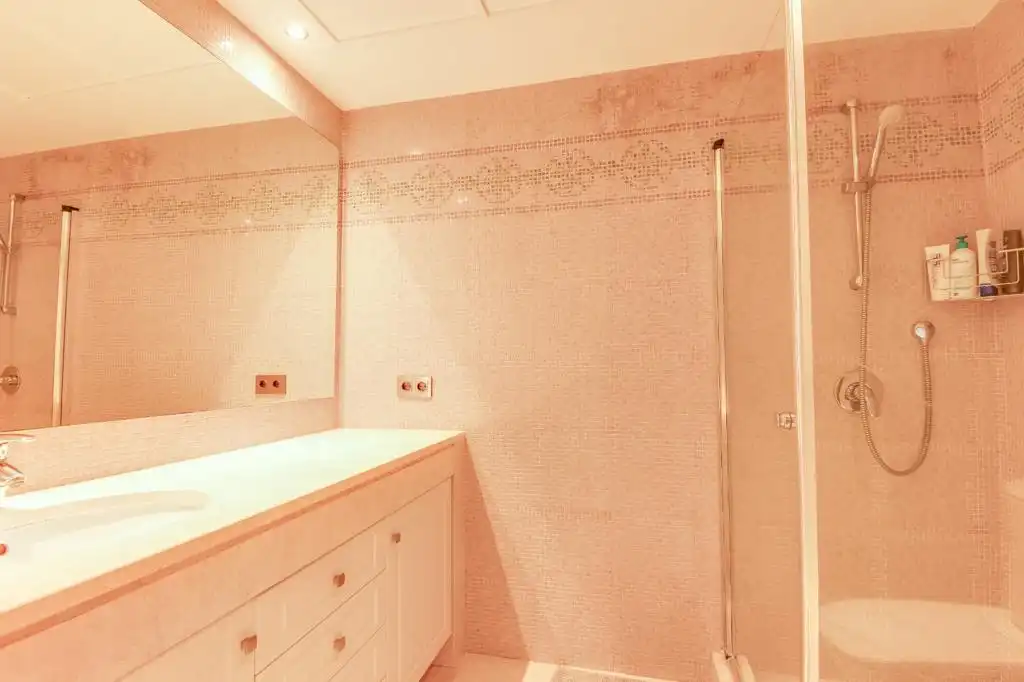 Baño de Planta baja de alquiler en Benahavís con Aire acondicionado, Terraza y Amueblado