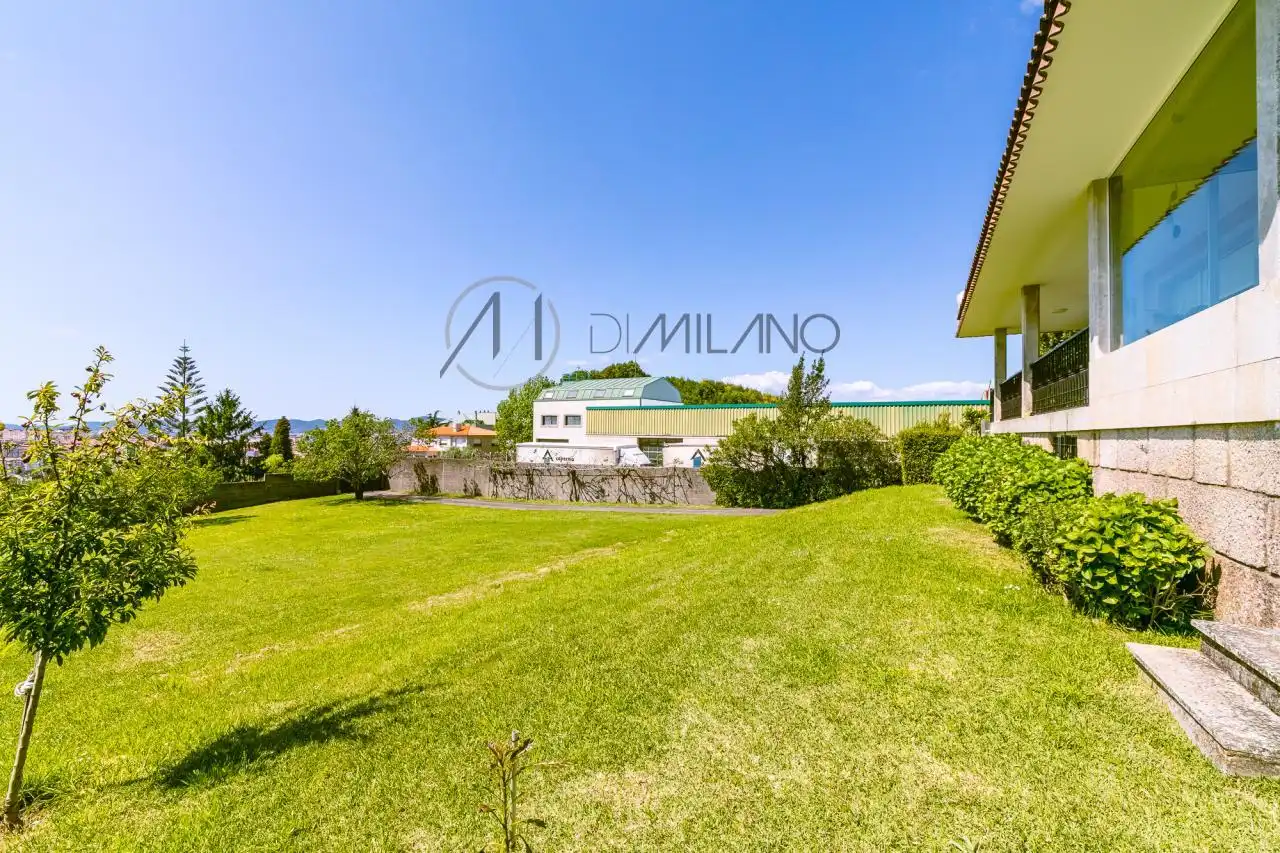 Vista exterior de Casa o chalet en venta en Vigo  con Calefacción, Jardín privado y Parquet