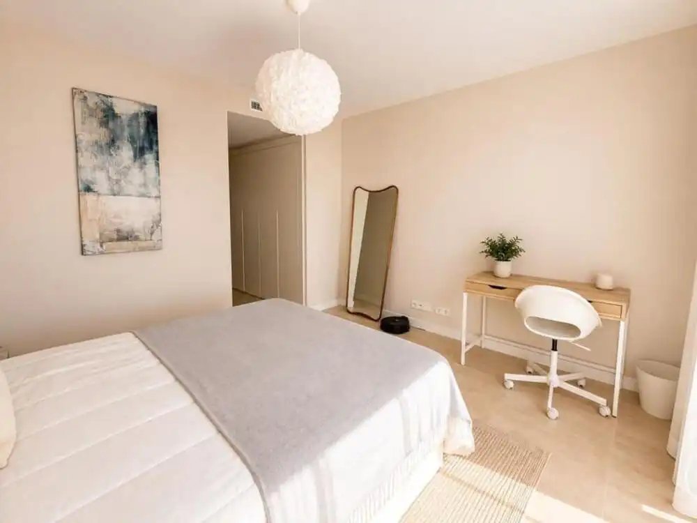Dormitori de Apartament de lloguer en Estepona amb Aire condicionat, Terrassa i Traster