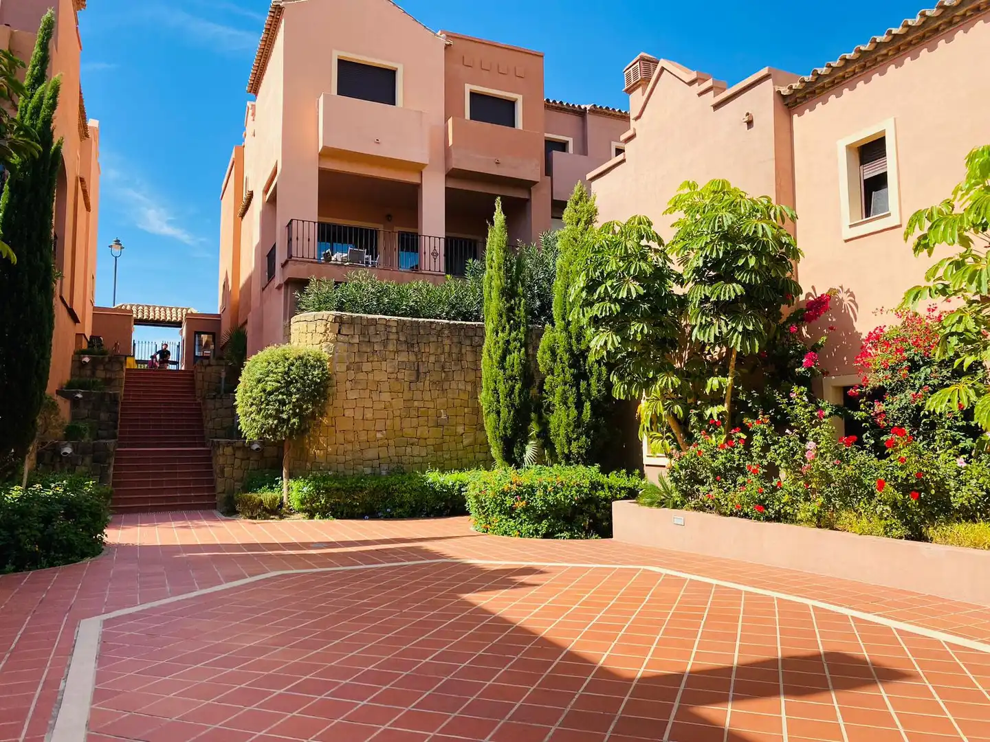 Vista exterior de Casa adosada de lloguer en Estepona amb Aire condicionat, Terrassa i Moblat