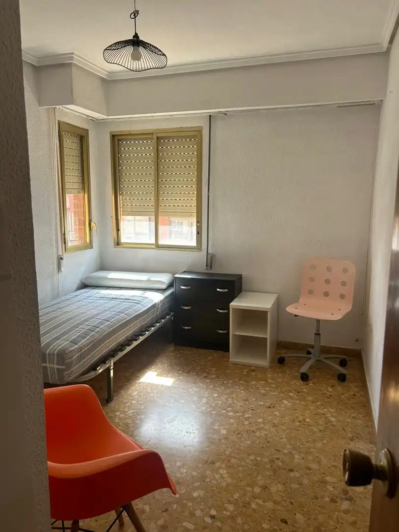Habitación de Piso de alquiler en Valencia con Trastero y Amueblado