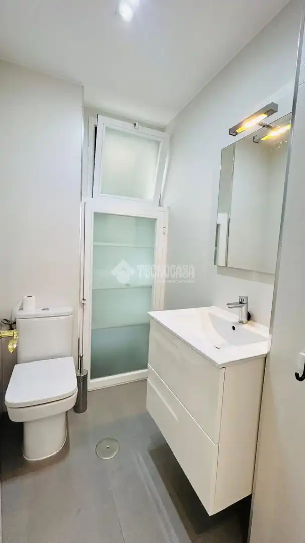 Bathroom of Flat for sale in Madrid  with Air Conditioner, Heating and Terrace