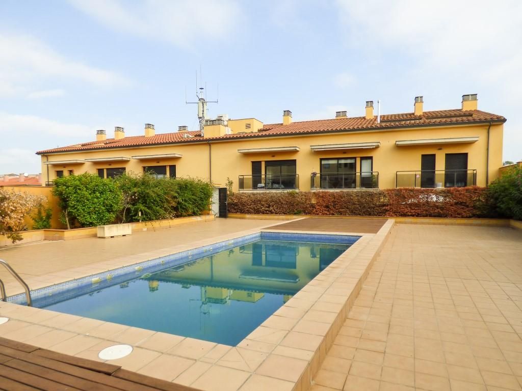 Piscina de Dúplex en venda en La Bisbal d'Empordà amb Calefacció, Terrassa i Forn